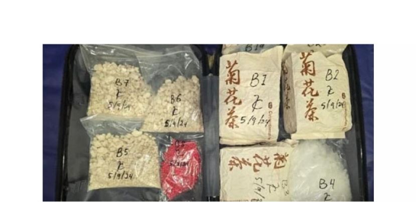 警方展示所起获,装在茶叶包装中企图鱼目混珠的毒品。(警方提供)