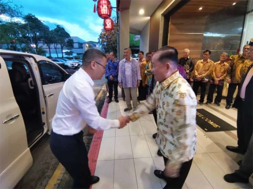 福州市人民政府办公厅副主任陈斌涛（左）抵步时，受到拿督斯里刘为强太平局绅的热烈迎接。