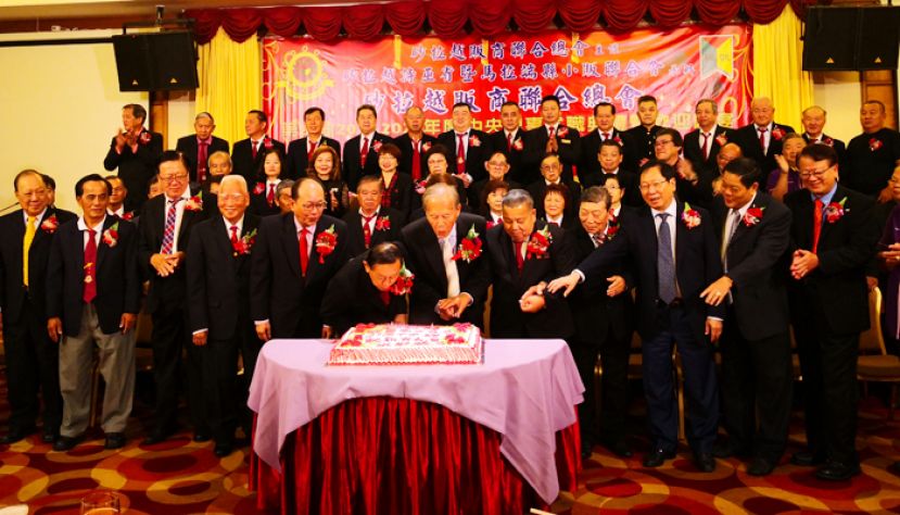 温进良(前左六弯腰吹蜡烛者）当选砂贩商联合总会新任会长，获得社团领导的同声祝贺。（前排右）起是砂文化协会会长刘伯举，诗巫中华总商会会长拿督刘增强，天猛公刘利民，活动筹备会主席陈全灼，卸任会长甲必丹林寿褀，诗巫市议会主席拿督张泰卿，温进良，大马贩商同业总会会长拿督姚文春，诗巫小贩联合总会会长丶砂拉越诗巫省暨马拉端县小贩联合会主席蒋祥源及诗巫省华团会长严榀胜等。