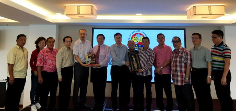 古晋福建公会署理会长暨古晋兴安会馆会长黄张金发（左9）与古晋福州公会副会长暨古晋福州公会署理会长拿督王长福（左6）分别赠送纪念品给中共厦门市翔安区委统战部区政协主席周鲁闽和区政协秘书长康宁。左起为古晋福建公会青年团团长陈德明、妇女组主任刘碧云、副会长暨砂拉越金门会馆主席蔡勇顺、副会长暨古晋漳泉公会会长郑佑上、古晋德教会紫霞阁暨砂拉越佛教会主席拿督斯里郑正金、古晋福建公会监察主席团郑文新、监察主席团林吴碧祥、区侨联主席朱延望和区商务局副调研员李智文。