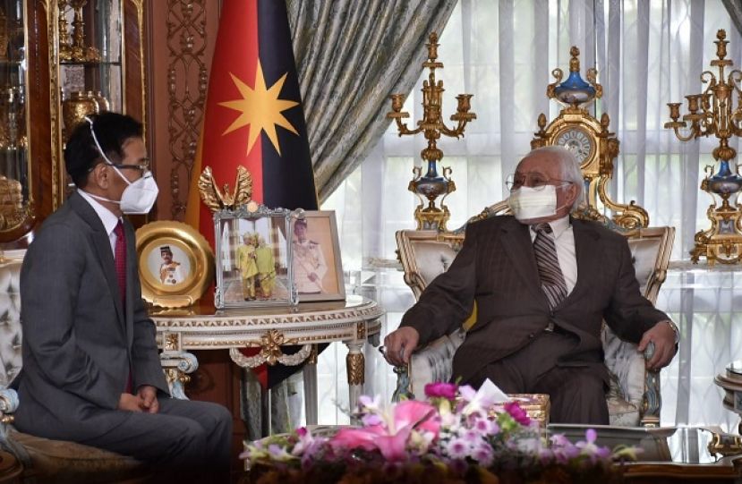 中国驻古晋程广中总领事（左）赴州元首官邸拜会马来西亚砂拉越州元首敦泰益玛目（右）。