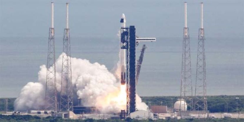 SpaceX飞船抵国际空间站，明年载2滞留宇航员回来。