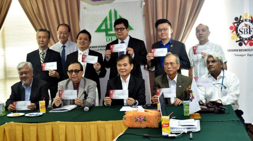 砂商业联合总会长拿督阿邦哈志阿都卡林（前排左二）及副会长拿督陈贞荣（前排左三）及其团队向媒体展示&ldquo;与砂首长商业交流会&rdquo;入场票券。