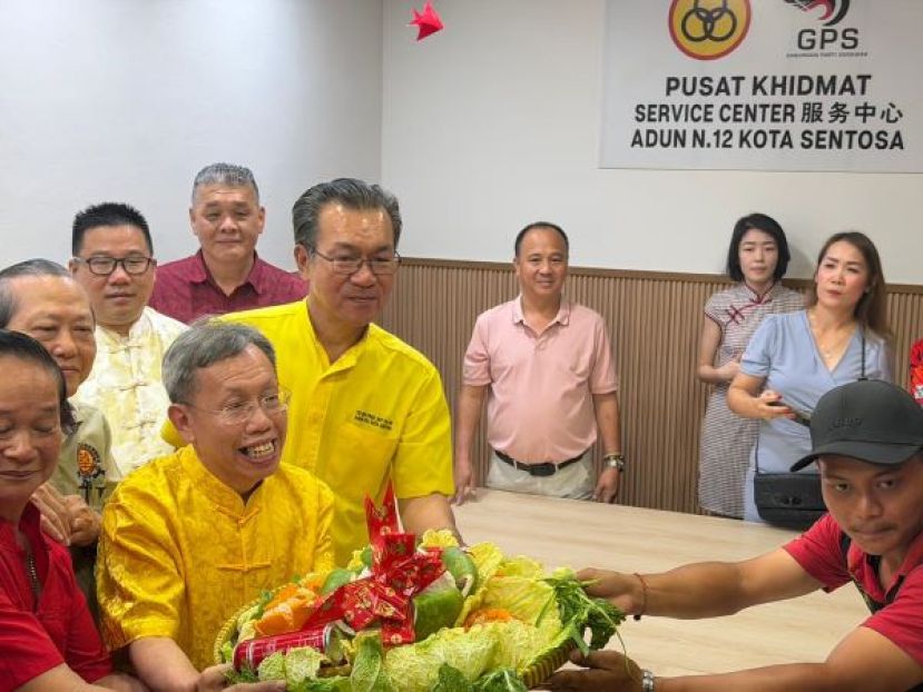 主宾拿督阿玛沈桂贤以及哥打圣淘沙区议员叶耀星一同接收福品时影。