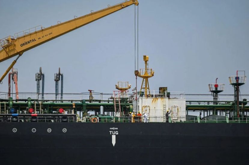 4月1日，一艘悬挂印度国旗当油轮靠在孟买岸外一座岛屿的石油码头。