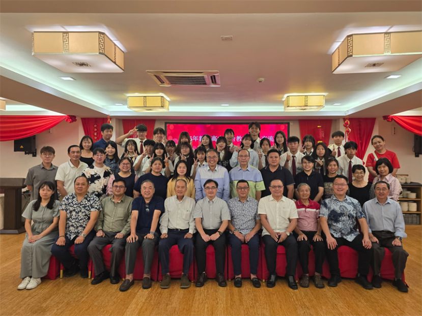 中中校董会主席拿督黄良杰（右五）设宴欢迎新社高中师生，右六位新社高中学务主任林伟华。