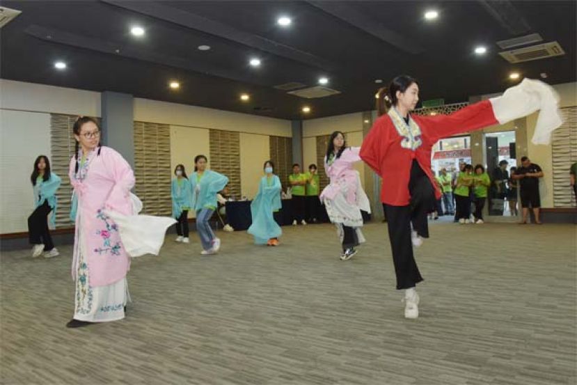 古晋潮州公会于去年举办的首届"青少年魅力潮剧文化学习营"的情况。（潮剧营档案图）