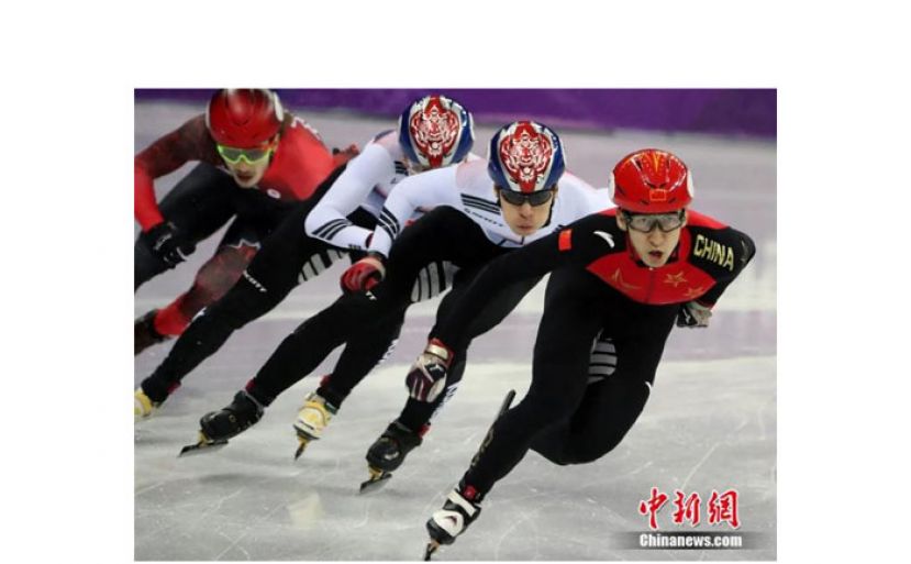2018年2月22日，在平昌冬奥会短道速滑男子500米决赛中，中国选手武大靖(右一)夺得金牌。