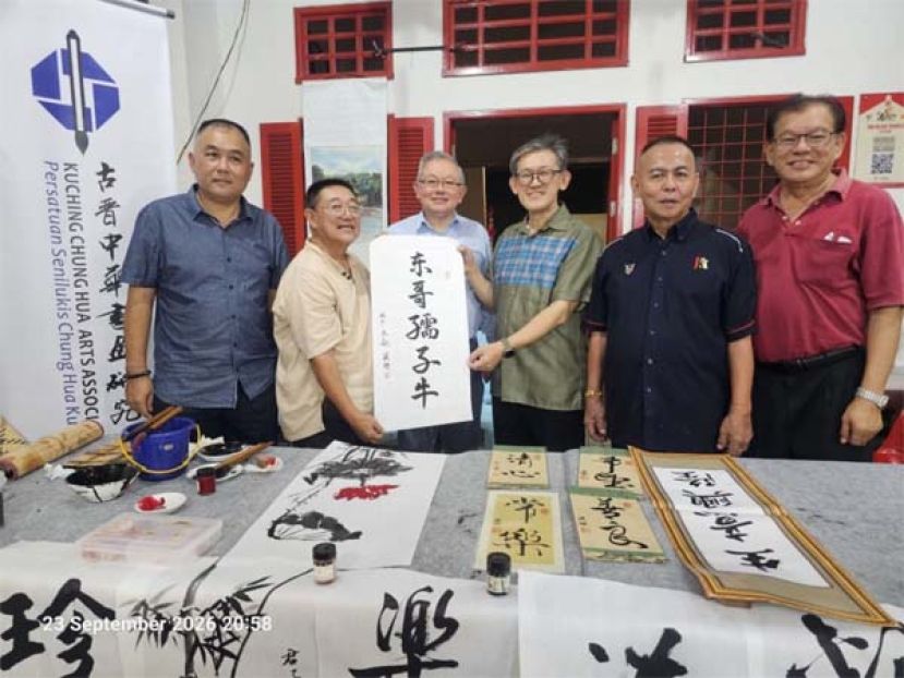 书画家李汉标中秋节挥毫 &ldquo;东哥孺子牛&rdquo;赠薛华东