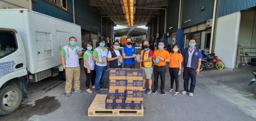 琪琳冷藏食品（马）有限公司董事黄惟玄先生（中）移交赞助品牛奶予狮子会KUCHING CENTENNIAL分会会长廖景文 （左四）。