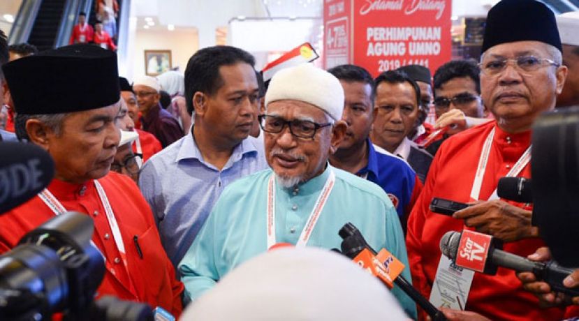 伊党主席哈迪阿旺（中）在巫统主席阿末扎希(左)和阿努亚慕沙(右)陪同下，兄媒体发表谈话。