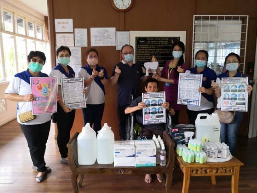 把防疫用品移交予济世之家后合影。左四为主席甲必丹拿督刘思乐，左三则是妇女组主任朱缮霖。其他在场者包括妇女组副主任刘亿（右一）、妇女组秘书黄珠金（左二）、妇女组公关王秀明（左一）及妇女组资讯刘艳光（右二）等。