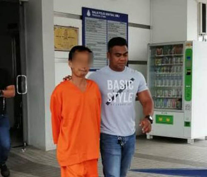  骗取朋友公积金的华裔男子被警方逮捕，扣押3 天调查。