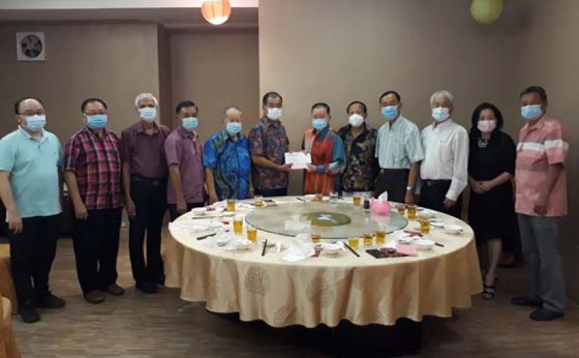 砂拉越云南善堂主席郑文新(左6)移交邀请函予拿督斯里刘为强太平局绅时影。左起为甲必丹拿督刘思乐、副财政林瑞钊、中文书張壽國、副医药邓金海、副主席鍾名宝。右起为副主席刘顺荣、副秘书赖小冰、福利本固鲁田新华、副主席郭興開及副主席郑瑞福在场合影見证。