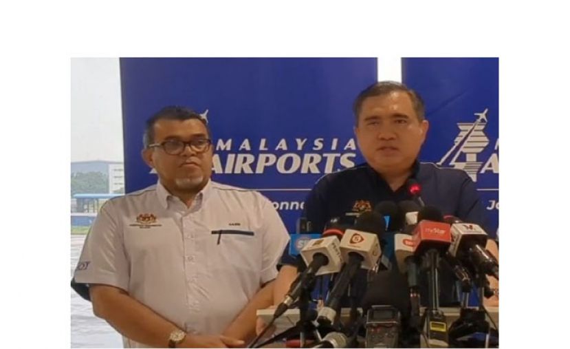 交通部长陆兆福(右)在副部长哈斯比哈波拉陪同下，召开新闻发布会。