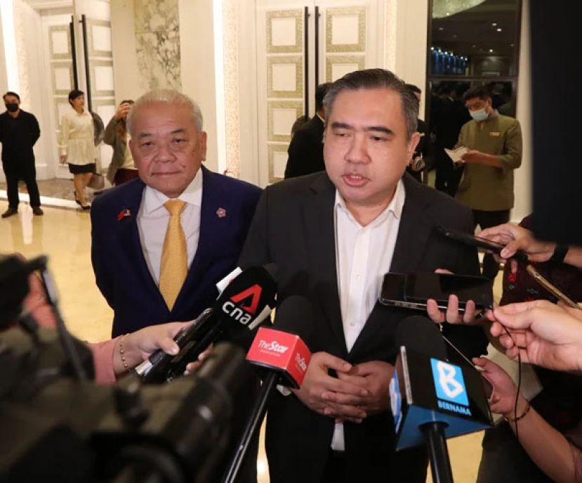 陆兆福鼓励人们在搭公交时戴口罩