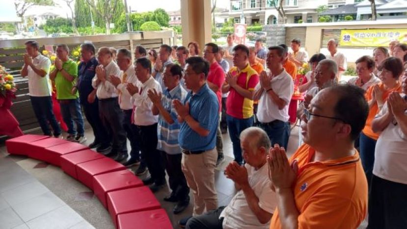  德教会兴德堂堂主陈瑞兴（前排右6）与各友阁领导祭拜师尊。左起是温榗安、温燕清、江吉喜、戴荣强；右起为林庆鸿、林裕标、蔡岷谷、张泉清、李清泉。