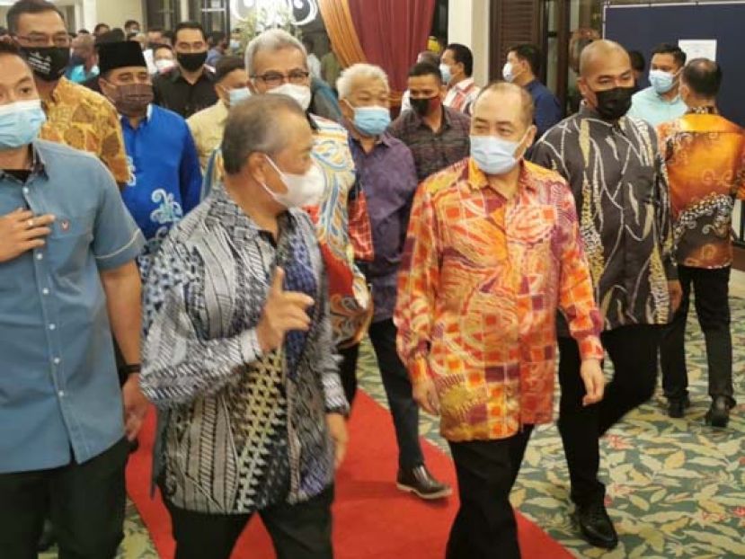 首相丹斯里慕尤丁抵达亚庇机场。