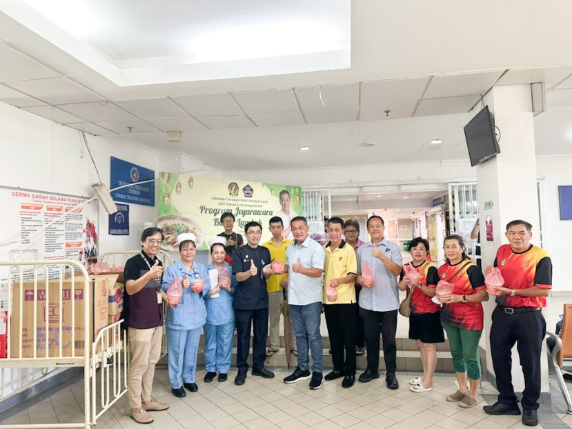 砂青统巴都林当支部和达万拉鲁联谊会派发1000份杂锦粥去砂中央医院