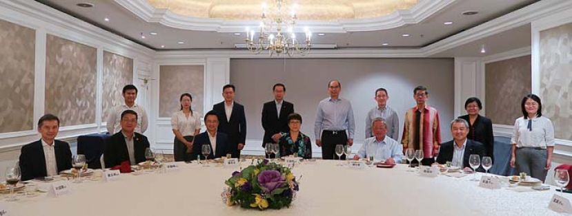 前排左起:蔡文洲律师、宋德祥先生、丹斯里戴良业、石资明参赞、丹斯里锺廷森及拿督陈镇明。后排左起:锺秉宏先生、姚祎秘书、叶翃瑚先生、孔令龙局绅、拿督吴逸平、张国林硕士、梁家兴博士、周敏嫦小姐、殷明璐秘书。