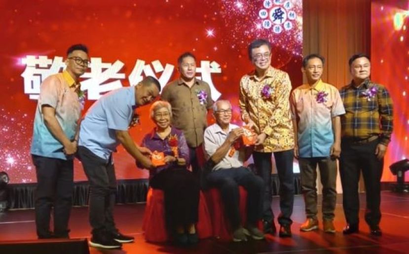 主宾拿督阿玛沈桂贤副总理的代表巴达旺市议会主席陈开（右3）、特别嘉宾峇都林当区立法议员施志豪（左2）颁发红包予在场最年长两位老人家。右起为陈诗荣太平局绅、陈瑞明，中是邦曼查陈君义及筹委主席陈实祥（左）。