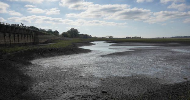 卡内隆格兰德水库严重缺水。