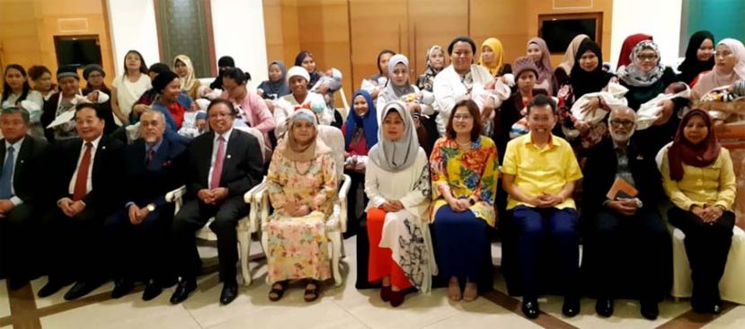 图①:颁发奖励金仪式后众人一同合影，坐者左四为首长拿督阿玛阿邦佐哈里。