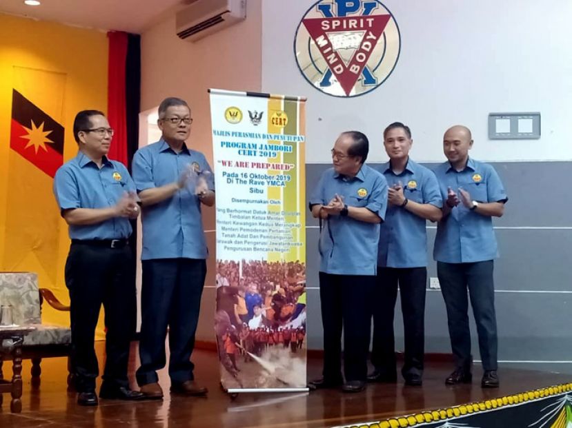 副首长拿督阿玛道格拉斯（右三）主持社区紧急应对单位训练课程结业礼。