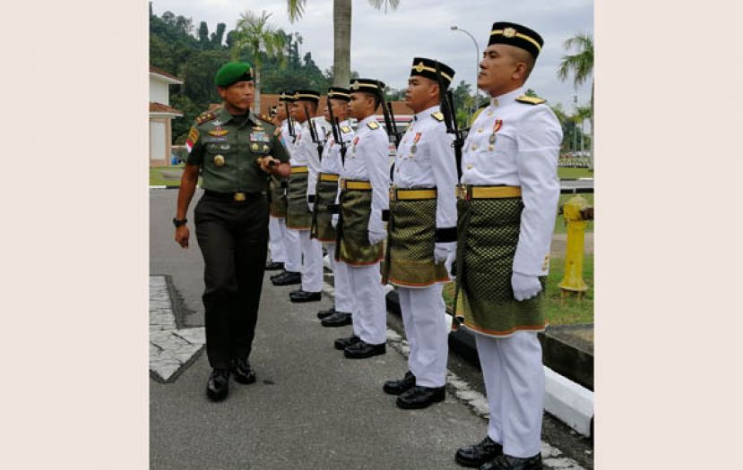 印尼第12军区司令莫哈末诺拉曼少将检阅仪仗队。