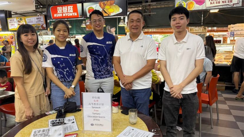 巴都林当区议员施志豪（右2）携手"2026 年砂拉越免费大学教育计划"YMM巴都林当区部服务团队成员，诚挚为砂拉越学子和家长提供至关重要的砂拉越免费大学教育讯息。