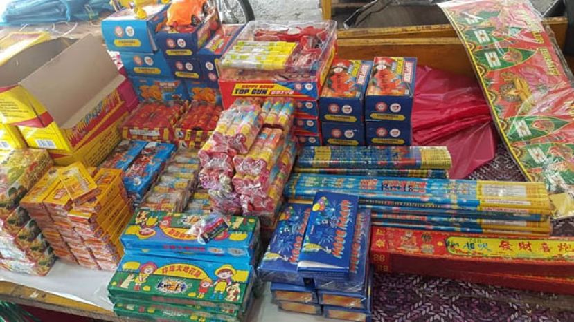 警方不允许美里缤纷市集售卖爆竹烟花(档案图片)。