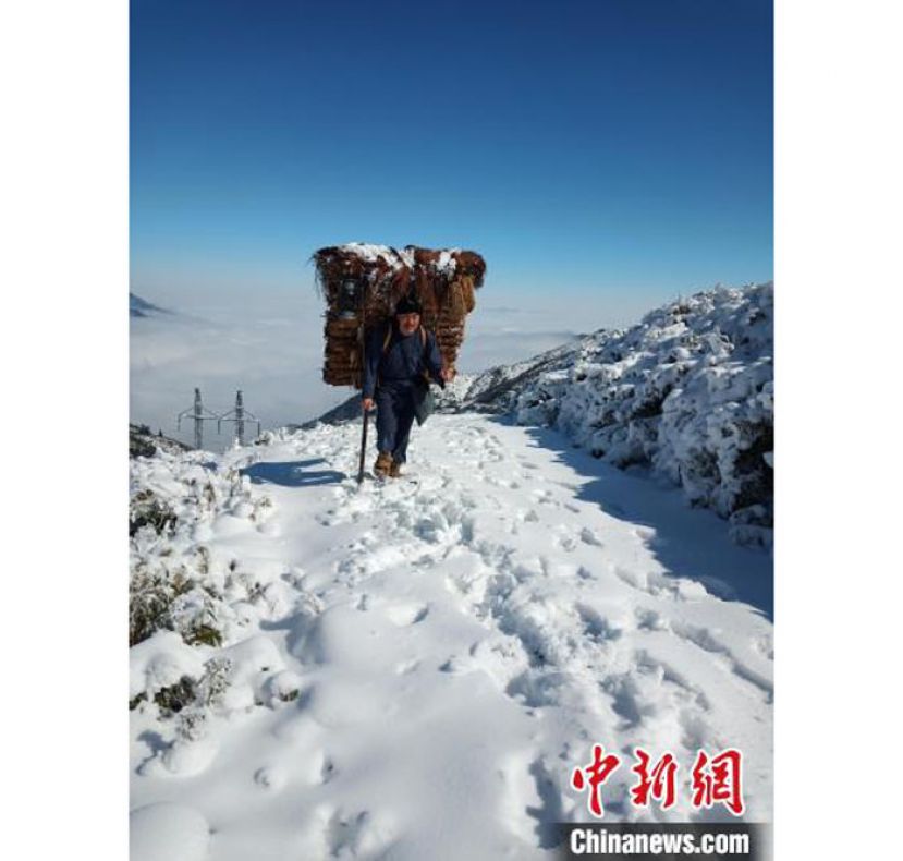 朱恒彬走在茶马古道上。