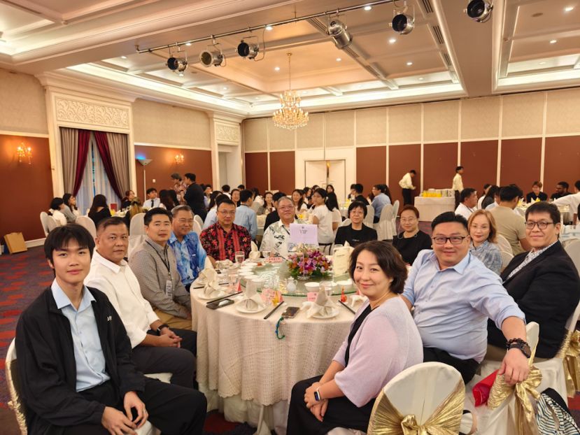：左一起为马中华乐大汇演活动统筹许延圣、古晋南市市长拿督黄鸿圣的代表蔡佑龙、砂拉越&mdash;中国友好协会秘书长许瑞益、古晋中友会副会长张光福、砂拉越工商联合总会总会长拿督蔡文铎、砂拉越&mdash;中国友好协会常务副会长拿督黄国辉、中国驻古晋副总领事宋长虹、复旦大学艺术教育中心主任岳娟娟、复旦大学艺术教育中心副主任陈寅、活动指挥老师及作曲家江赐梁、国油大学乐团指导老师高天威、复旦大学艺术教育中心乐团指导老师陈曦瑶。