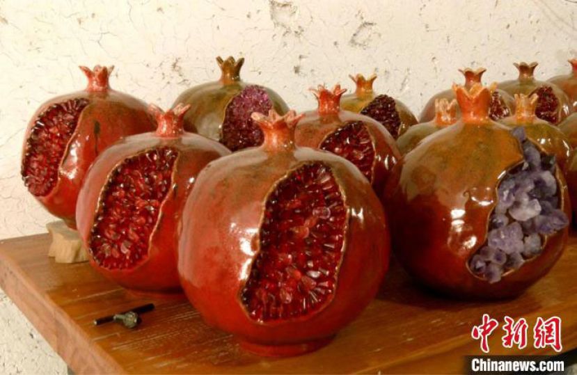 在枣庄窑刘兵陶瓷工作室，各种&ldquo;陶瓷石榴&rdquo;作品形象逼真。