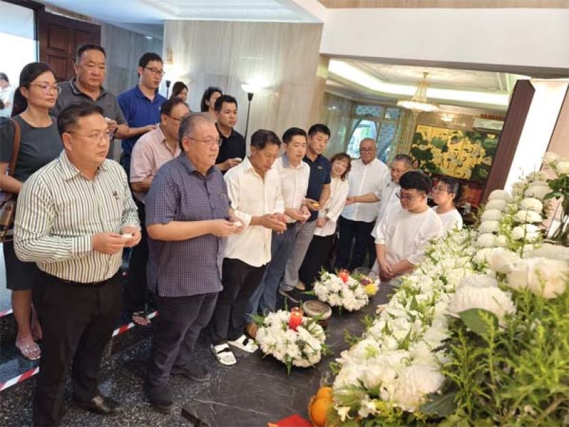 吊唁仪式进行时影。左起为砂拉越中国友好协会财政王运才博士、拿督黄国辉、本曼查陈君义、砂中友好协会秘书长许瑞益、副秘书长陈玮政、拿汀阿玛王淑燕、美里市长余小珊、古晋南市市长黄鸿圣以及沈桂莲。