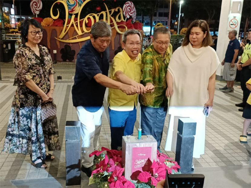 砂副总理拿督阿玛沈桂贤（左三）受邀为新欣购物广场外地巨星圣诞树主持亮灯，共同出席的嘉宾包括了古晋南市市长拿督黄鸿圣（右二）。新欣购物广场集团董事经理林履丛（左二）、新欣购物广场总经理拿汀林枚潓（右一）。
