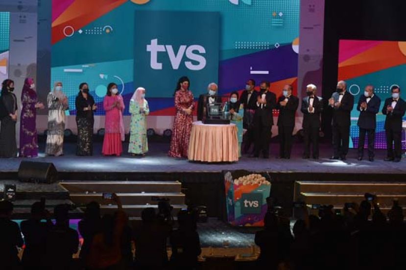 砂州元首敦泰益玛目伉俪（中）为砂拉越电视台主持推展礼。