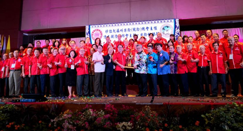 诗巫闽清同乡会夺得第八届全砂榕属乐龄嘉年华会团体总冠军杯，砂拉越福州社团联合总会会长拿督黄敬鸿（右）颁发冠军杯给东道主甲必丹刘贤远（左）。