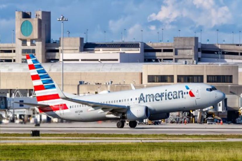  一架民航机正从棕榈滩国际机场起飞。