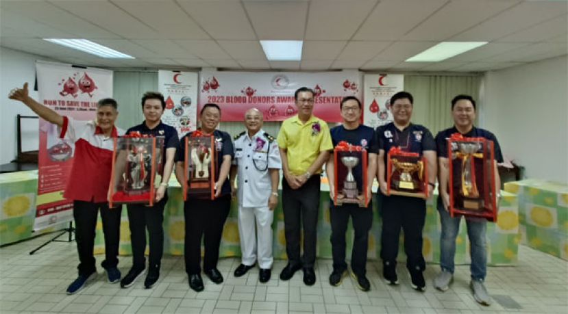 哥打圣淘沙区州议员叶耀星（右四）与晋汉连省华总青年团团员合照，左一起为古晋区红新月会署理主席周启明、华青团福利组长郑建宏、青年团团长甲必丹陈德明、红新月会古晋县分会血液征求组主席杨民士。右一起为华青团副福利邱吉善、副福利蔡松源与副团长吴诗颂。
