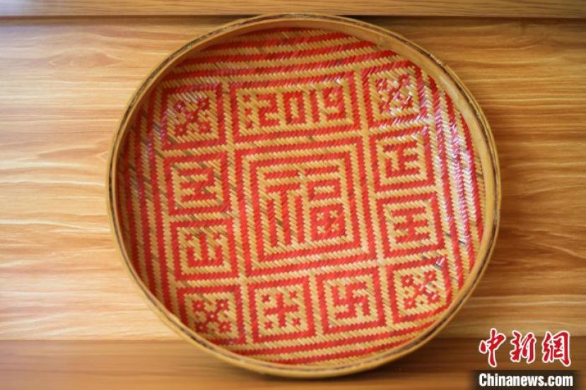 林仁凤精心编制的竹编作品。