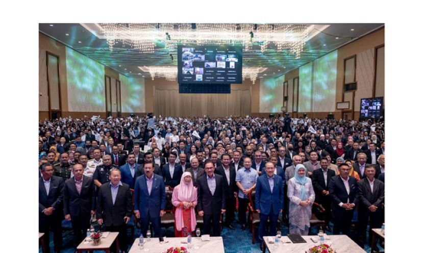 首相安华与沙巴公务员合影。