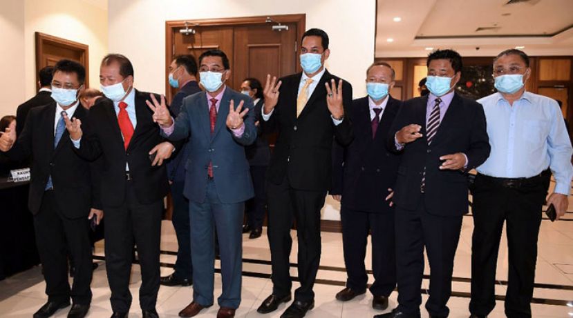 沙巴部分入禀法庭的议员在法庭外合影。