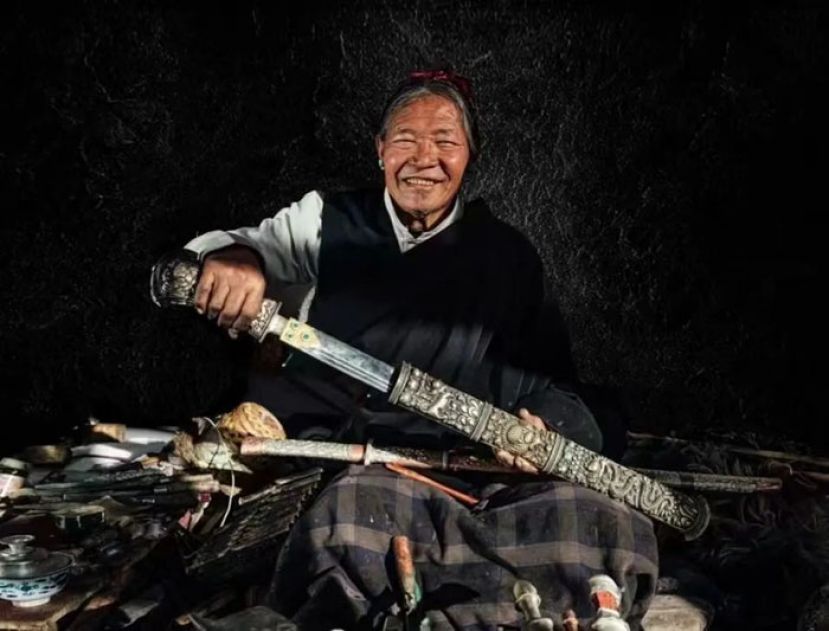 &ldquo;拉孜藏刀锻制技艺&rdquo;西藏自治区级代表性传承人普达瓦手持父亲多杰仓打造的拉孜藏刀。