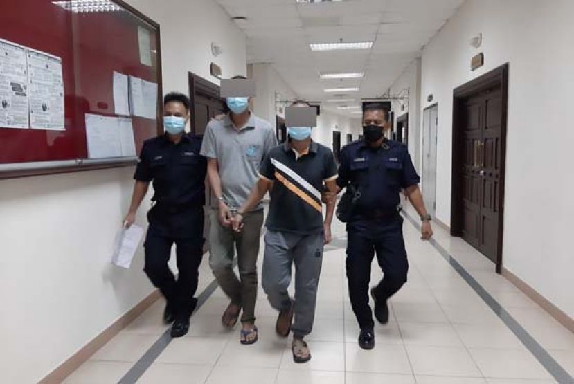 性侵油瓶女而被判处坐牢和鞭笞的失业汉（左二）被押离法庭。