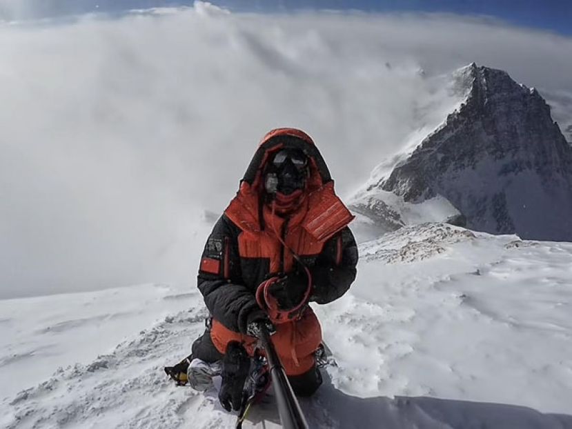 马超独自攀登珠峰。
