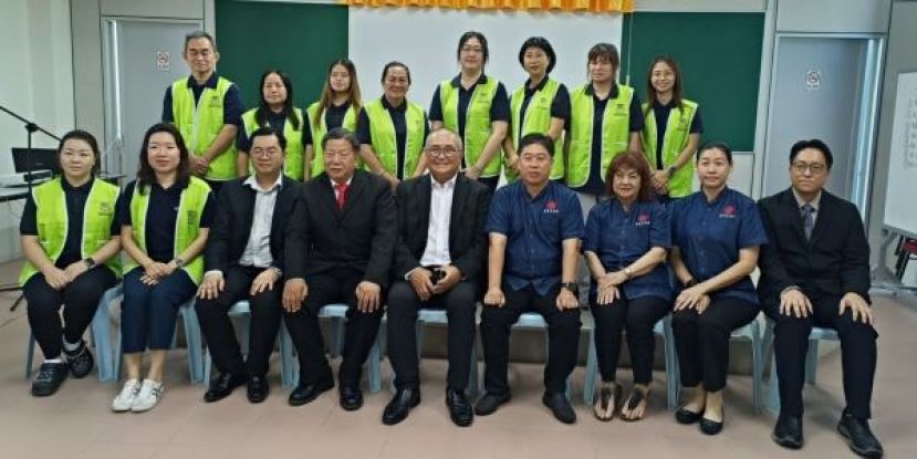 埔弈区立法议员兼美里市长俞小珊（前排中）与砂医总会长兼亚洲中医技职学院院长江宗兴（左4）、美里长生会会长佘世琮（右4）及学员合影。左3为学院副院长江邦忠及名誉顾问古汉胜等人。