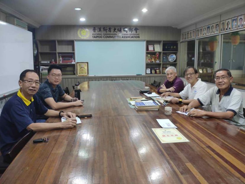 本会文教主任何健赞（右三）及理事们开会时摄，左起为副文教杨裕腾、秘书长杨振祥，财政丘冠华及副财政  何仪赞。