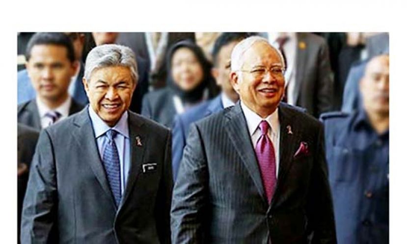 东姑拉沙里建议阿末扎希（左）和纳吉（右）做出牺牲，让路给其他人。