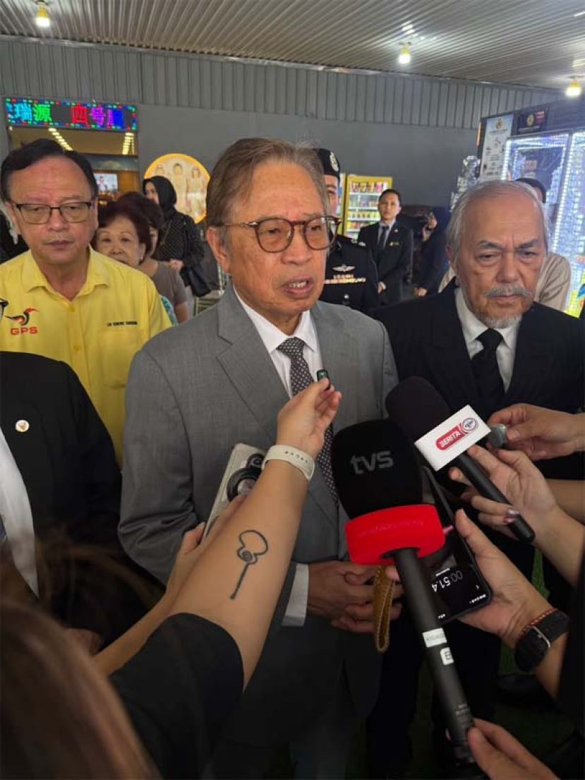 砂拉越总理拿督巴丁宜丹斯里阿邦佐哈里向媒体发表谈话时影。